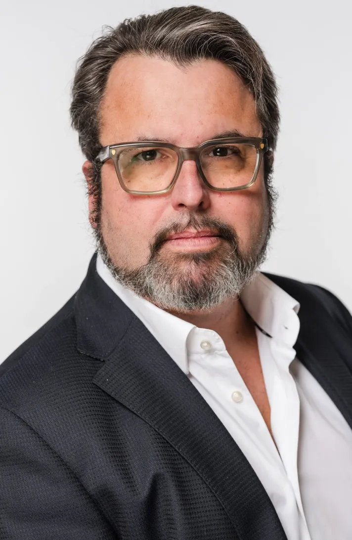 Eric Holtzhauer, Gesellschafter